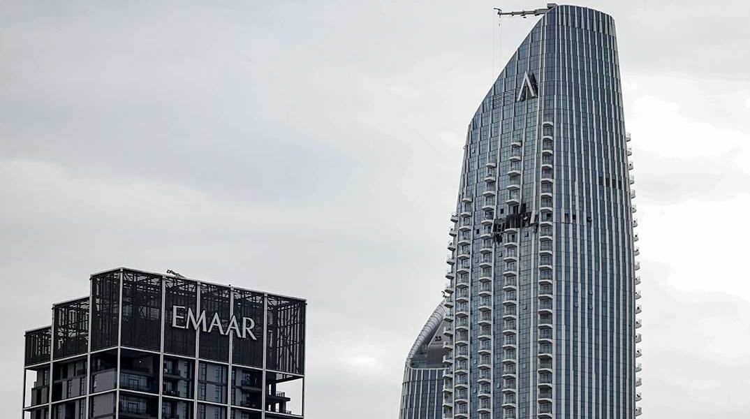 Τρύπα σε ουρανοξύστη στο Ντουμπάι μετά την επίθεση με drone του Ιράν