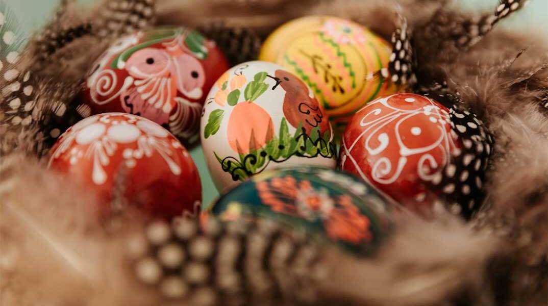 Πασχαλινά αυγά σε καλάθι