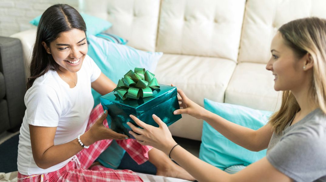 Ποιοι γιορτάζουν σήμερα 16 Μαρτίου 2026; Το εορτολόγιο της Athens Voice σου τους θυμίζει. Μην ξεχάσεις να τους δώσεις τις καλύτερες ευχές σου!