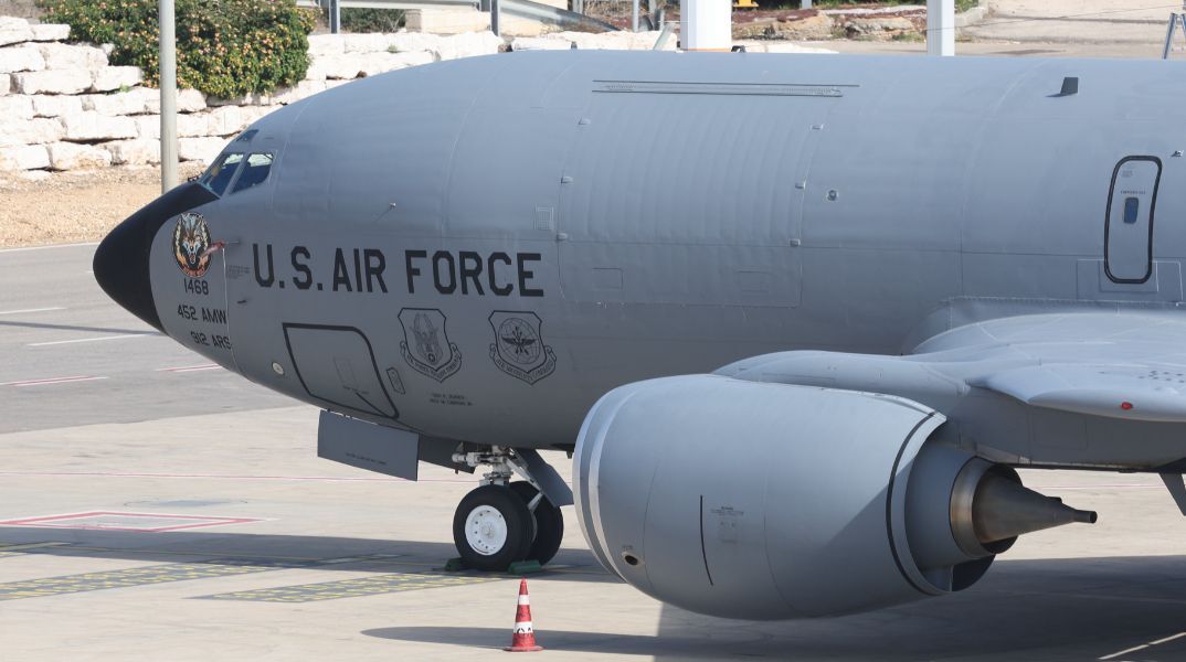 Τέσσερα μέλη πληρώματος σκοτώθηκαν όταν αμερικανικό αεροσκάφος ανεφοδιασμού KC-135 συνετρίβη στο Ιράκ - Οι συνθήκες του δυστυχήματος ερευνώνται.