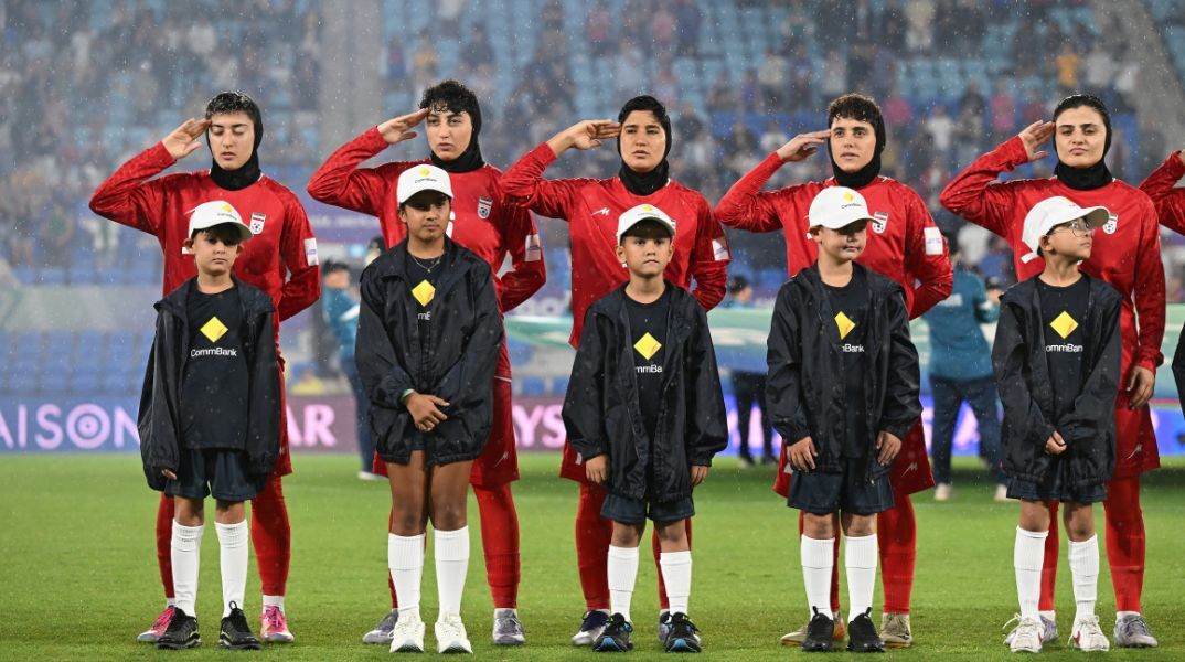 Ιράν: Η εθνική ποδοσφαίρου γυναικών αρνήθηκε να τραγουδήσει τον εθνικό ύμνο στο Κύπελλο Ασίας - Ο πρώην ομοσπονδιακός τεχνικός χαρακτηρίζει ηρωική τη στάση τους