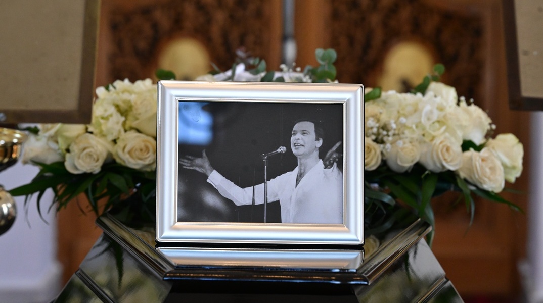 Φωτογραφία του Γιώργου Μαρίνου πάνω στο φέρετρό του