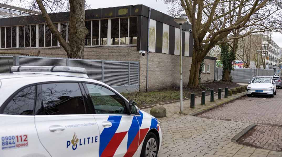 Έκρηξη προκάλεσε ζημιές σε εβραϊκό σχολείο στο Άμστερνταμ - Η δήμαρχος μιλά για σκόπιμη επίθεση εν μέσω αυξανόμενων ανησυχιών για κρούσματα αντισημιτισμού.