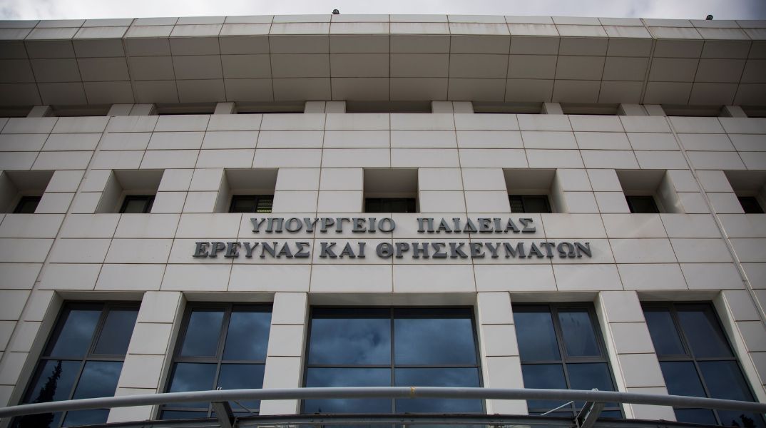 Το υπουργείο Παιδείας θεσπίζει διαδικασία ισοτίμησης πτυχίων ΤΕΙ με ΑΕΙ για 400.000 αποφοίτους, με αντικειμενικά κριτήρια και διαφανή αξιολόγηση.