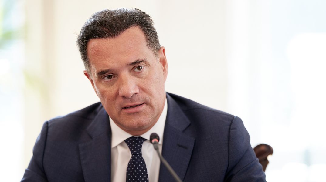 Ο Άδωνις Γεωργιάδης προσφεύγει στη Δικαιοσύνη κατά χρήστη για εξύβριση, μετά από έντονη αντιπαράθεση σχετικά με τη στοχοποίηση της Σοφίας Μητσοτάκη.