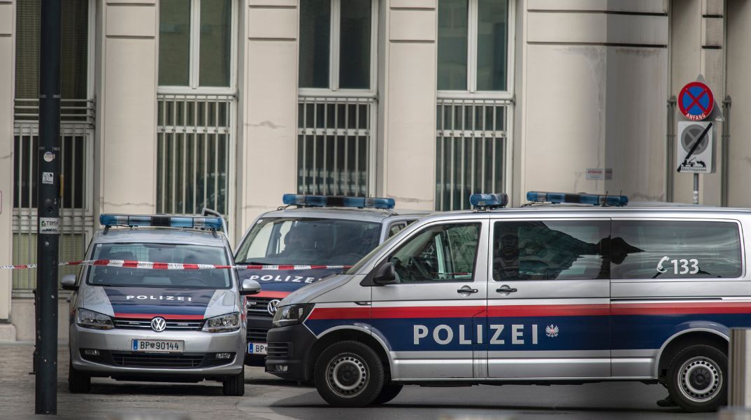 Σοκ στην Αυστρία από φονική επίθεση με μαχαίρι στη Λιντς - Ένας νεκρός, ένας τραυματίας και ένας συλληφθείς, με τις αρχές να ερευνούν τα κίνητρα.