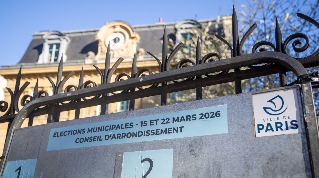 Η Γαλλία ψηφίζει στον πρώτο γύρο των δημοτικών εκλογών - Κρίσιμες μάχες σε Παρίσι και Μασσαλία, με τη συμμετοχή στο 20% το μεσημέρι.