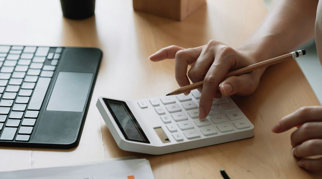 Ξεκινούν οι μόνιμες φοροελαφρύνσεις σε ΕΝΦΙΑ, τεκμήρια και εισόδημα - Δείτε τις 4 παρεμβάσεις που μειώνουν τα βάρη για νοικοκυριά και επαγγελματίες.