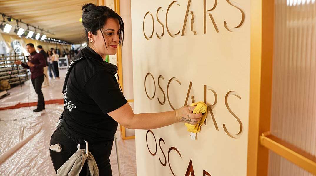 Γυναίκα καθαρίζει τον χώρο υποδοχής για τα βραβεία Όσκαρ 2026