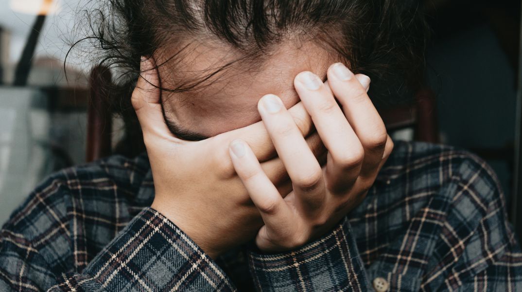 Δέκα συλλήψεις στα Χανιά μετά την καταγγελία 17χρονης για ομαδικό βιασμό - Ανήλικοι εμπλέκονται, ενώ η υπόθεση περνά στον ανακριτή.