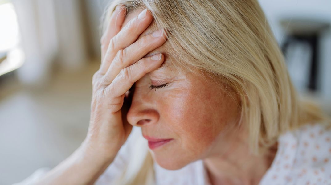 Έξι αλλαγές προσωπικότητας, όπως χαμηλή αυτοπεποίθηση και παρορμητικότητα, ίσως προειδοποιούν για πρώιμη άνοια πολλά χρόνια πριν τα γνωστά συμπτώματα.