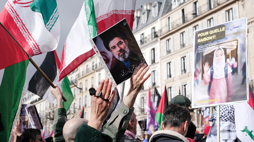 Διαδηλωτές με τη φωτογραφία του Μοτζταμπά Χαμενεΐ και ιρανικές σημαίες στο Παρίσι | 14 Μαρτίου 2026 © Vincent Koebel/NurPhoto via Getty Images