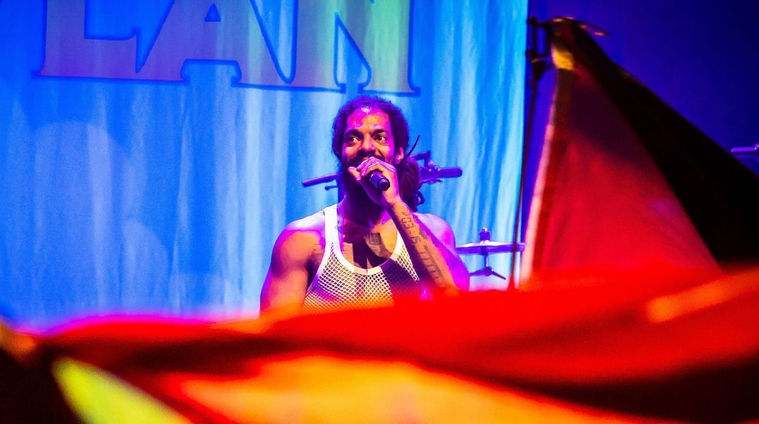 Η Μητροπολιτική Αστυνομία ερευνά τον frontman των Bob Vylan για συνθήματα κατά του IDF σε διαδήλωση στο Λονδίνο, μετά από παρόμοιο περιστατικό στο Γκλάστονμπερι