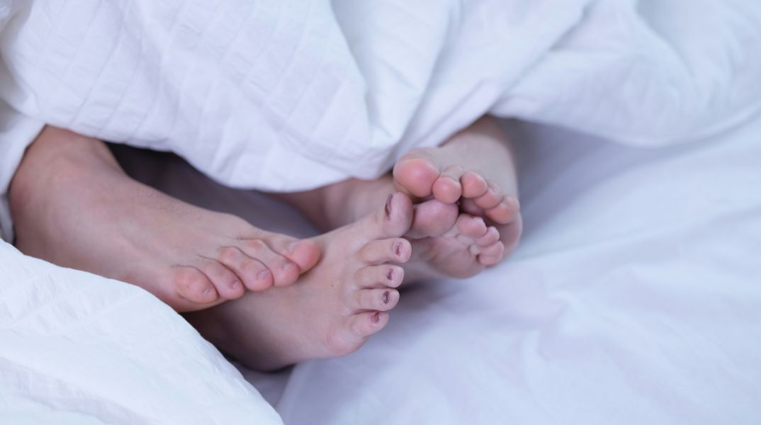 Ειδικοί προειδοποιούν: Το ληγμένο λιπαντικό αλλοιώνει το προφυλακτικό, προκαλώντας ρήξη και κίνδυνο εγκυμοσύνης ή μετάδοσης ΣΜΝ.