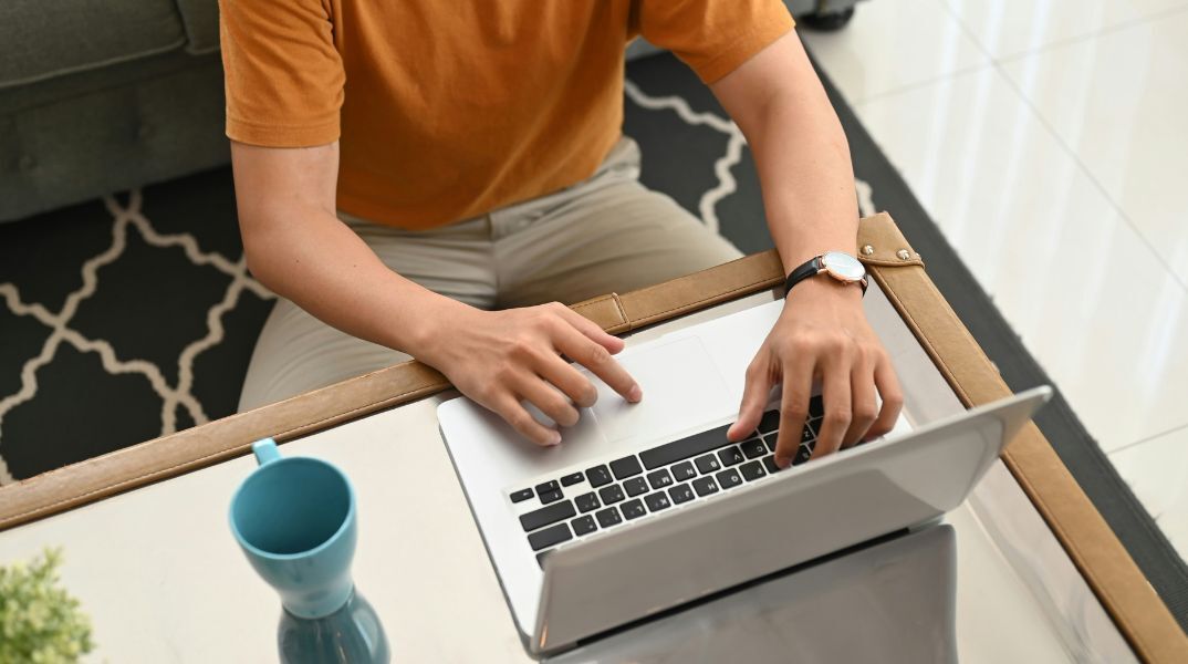 Έρευνα αποκαλύπτει το ποσοστό των εργαζομένων που αυτοϊκανοποιούνται στη δουλειά για καταπολέμηση του στρες, της βαρεμάρας ή του πονοκεφάλου.