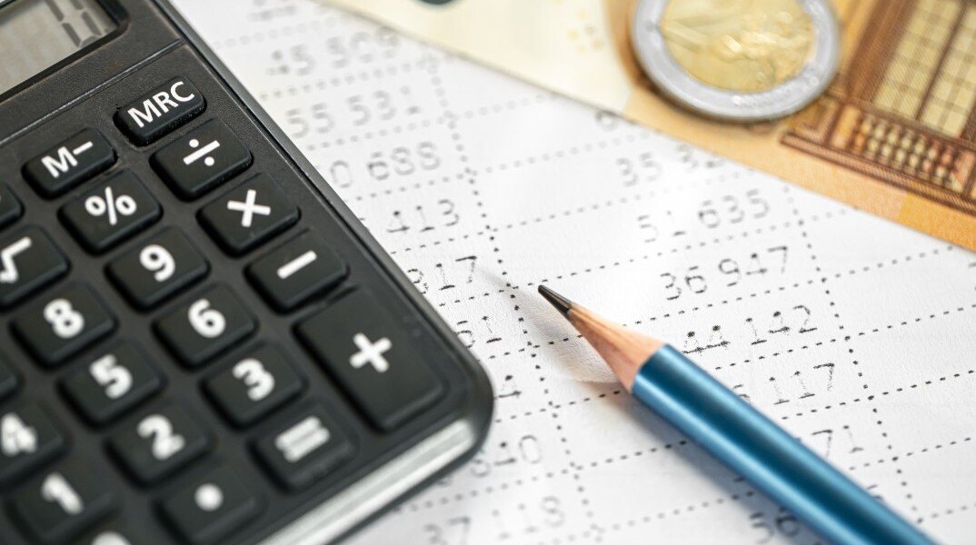 Υπολογισμός φόρου εισοδήματος με κομπιουτεράκι, μολύβι και χαρτί