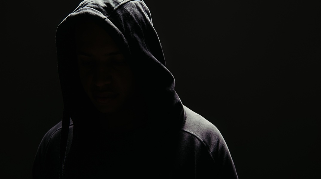 Αγόρι με κουκούλα στη σκιά