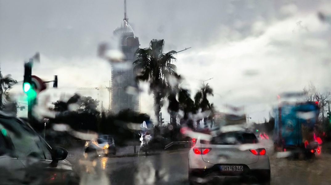 Τζάμι αυτοκινήτου εν μέσω βροχής