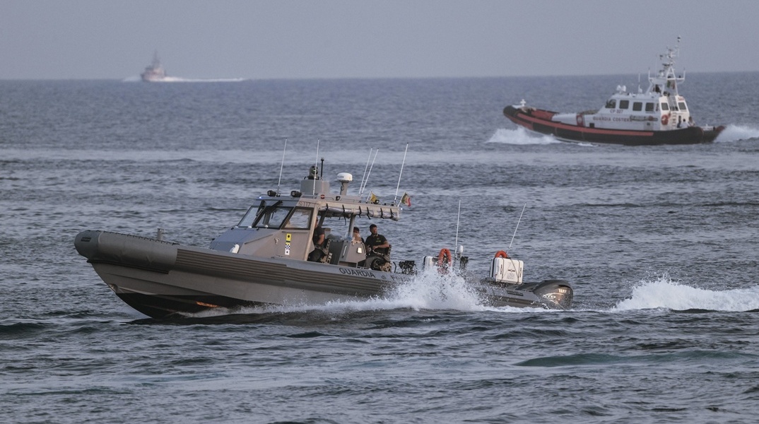 Σκάφος των ιταλικών αρχών στη Λαμπεντούζα