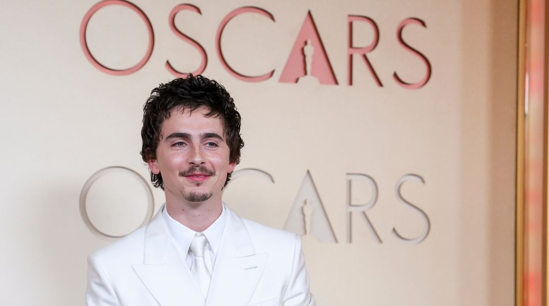 Ο Κόναν Ο’Μπράιεν σατίρισε στα Όσκαρ 2026 τις δηλώσεις του Τιμοτέ Σαλαμέ για μπαλέτο και όπερα, με τον ηθοποιό να αντιδρά γελώντας.