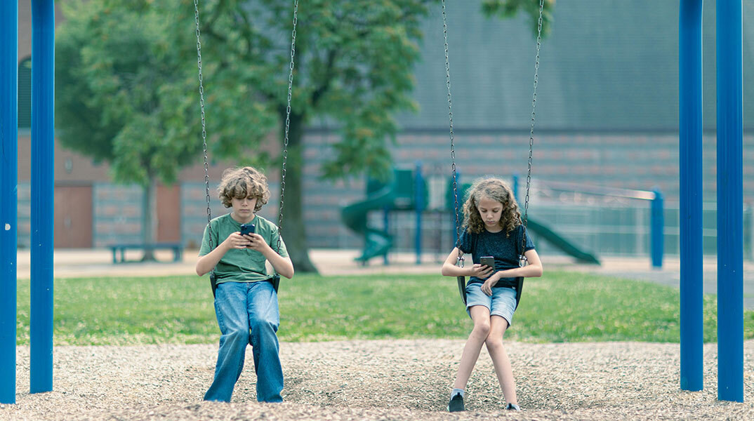 Παιδιά με κινητά στις κούνιες