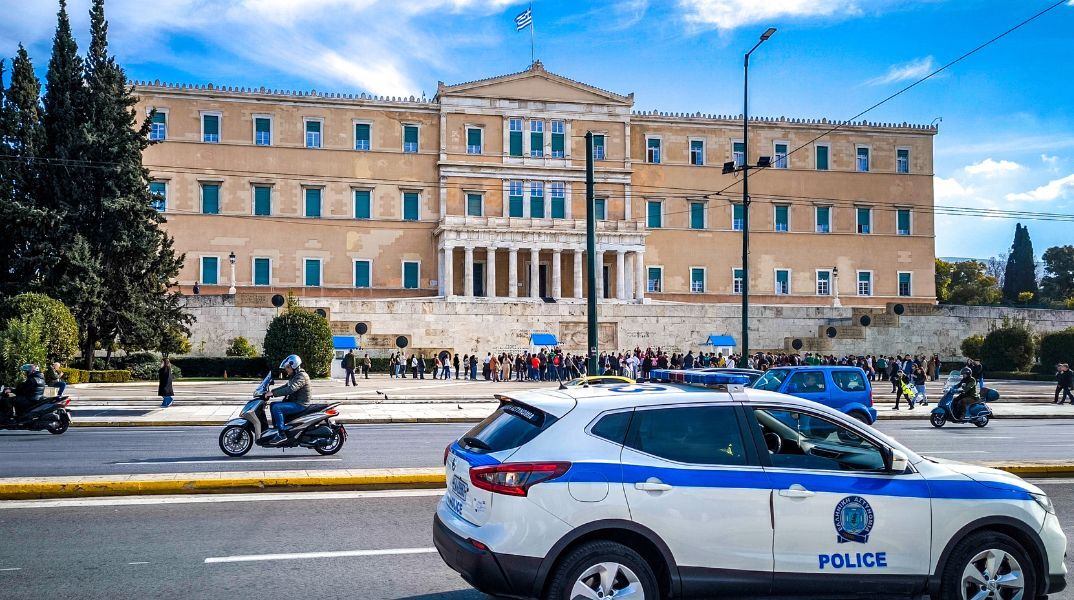 Προφυλακιστέος ο αστυνομικός που προκάλεσε το θανατηφόρο τροχαίο έξω από τη Βουλή, κατηγορούμενος για επικίνδυνη οδήγηση και ανθρωποκτονία εξ αμελείας.