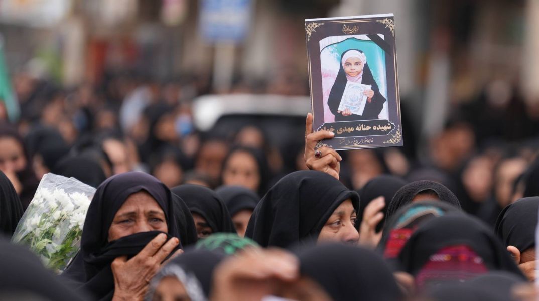 Ο ΟΗΕ ξεκινά έρευνα για το πλήγμα σε σχολείο στο Ιράν με 168 νεκρά παιδιά, εν μέσω αναφορών για πιθανή εμπλοκή των ΗΠΑ στην πολύνεκρη επίθεση.