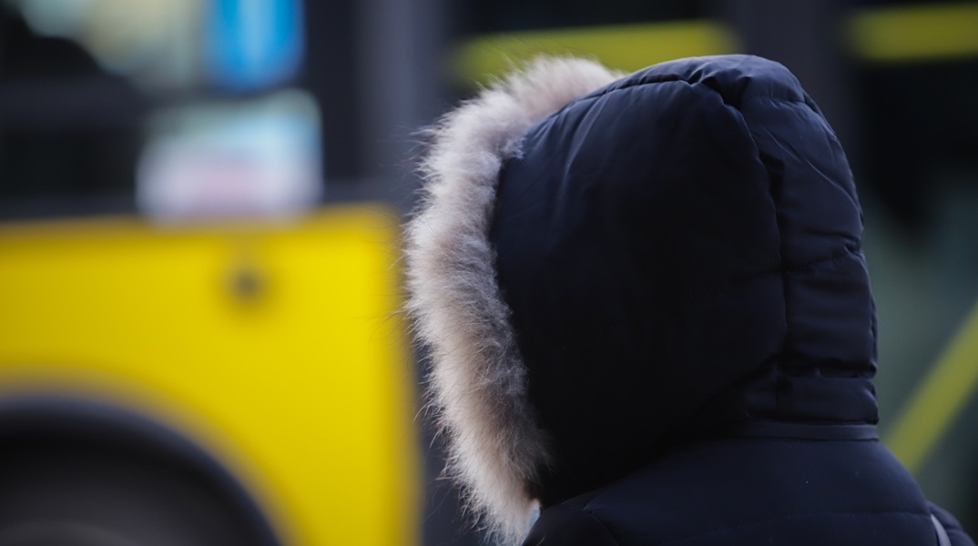 Γυναίκα με μπουφάν