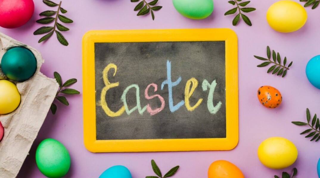 Πασχαλινά αυγά και μαυροπίνακας σε σχολείο