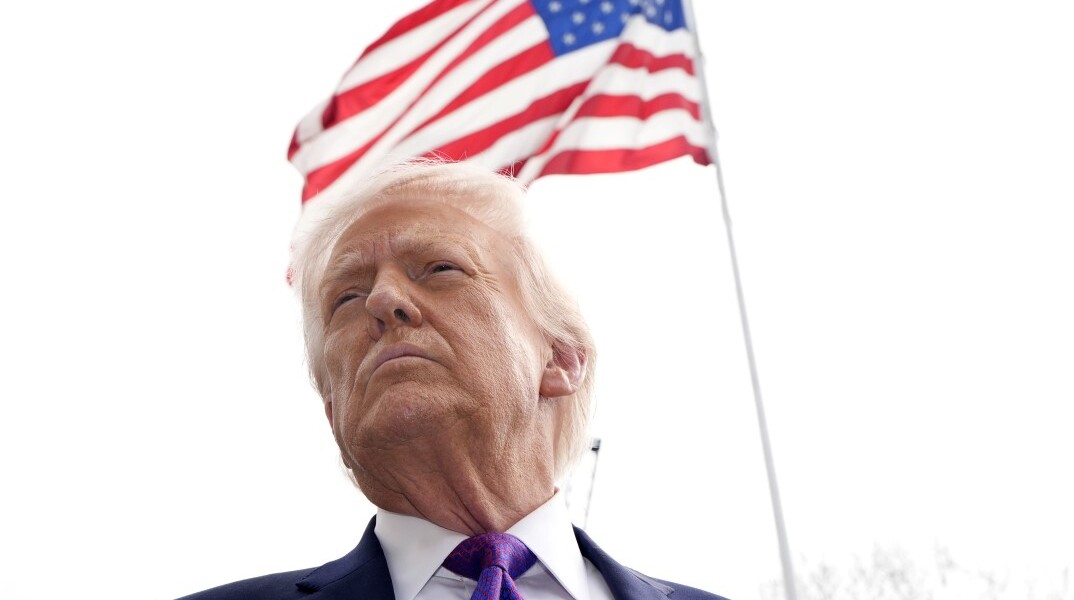Ο Ντόναλντ Τραμπ με φόντο τη σημαία των ΗΠΑ
