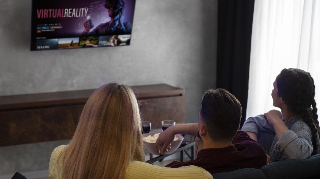 Νέοι παρακολουθούν πρόγραμμα σε πλατφόρμα streaming