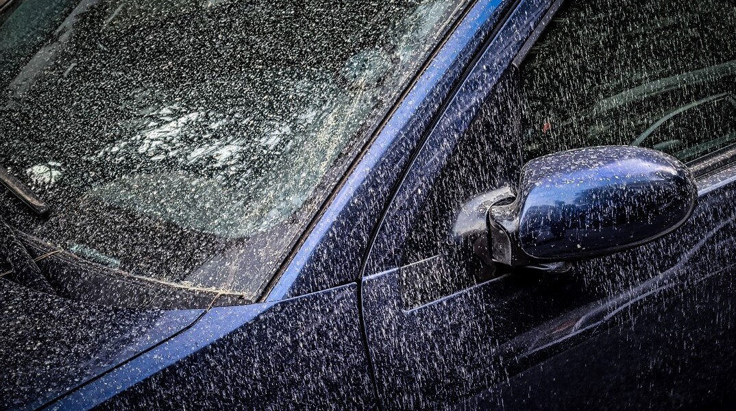 Αυτοκίνητο στο κέντρο της Αθήνας μετά τη λασποβροχή