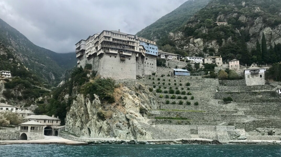 Άγιον Όρος: Μίνι λεωφορείο έπεσε στη θάλασσα στο λιμάνι της Δάφνης