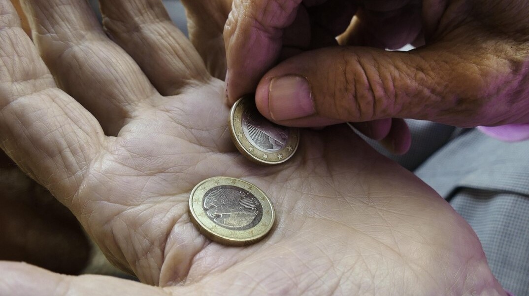 Ηλικιωμένος μετρά τα ευρώ που κρατά στο χέρι του