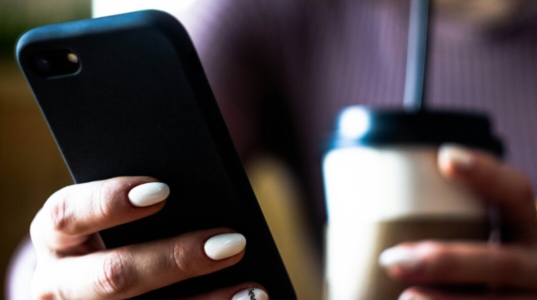 Πώς να «σπάσεις» τον αλγόριθμο: Πάρε πίσω τον έλεγχο του TikTok και Instagram feed σου