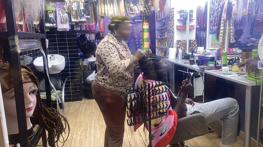 Σε βλέπω να πλέκεις κοτσιδάκια