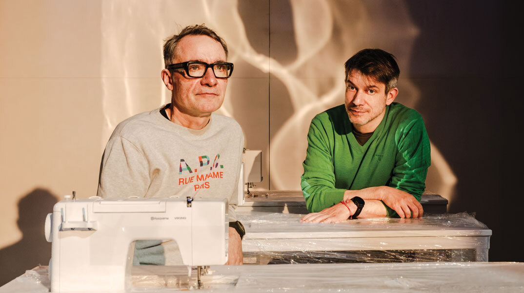 Λέσλι Τράβερς, Θέμελης Γλυνάτσης