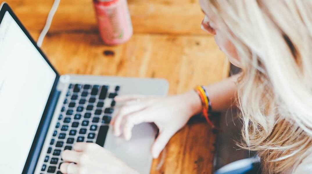 Εργαζόμενη μπροστά σε φορητό υπολογιστή