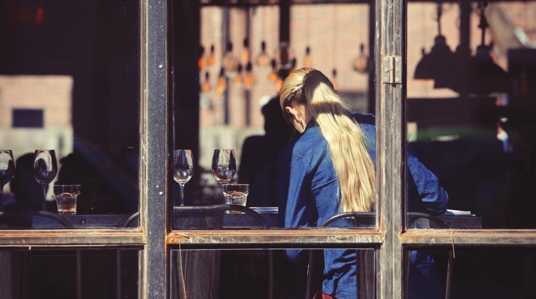 Σερβιτόρα σε κατάστημα εστίασης στο κέντρο της πόλης