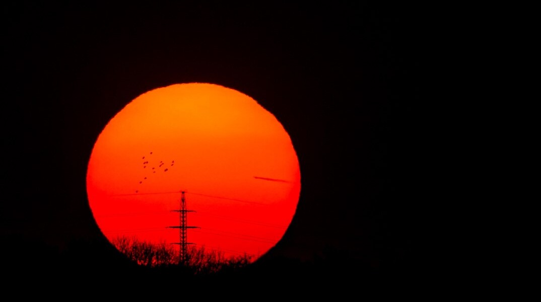 Ηλιοβασίλεμα σε σταθμό παραγωγής ηλεκτρικής ενέργειας