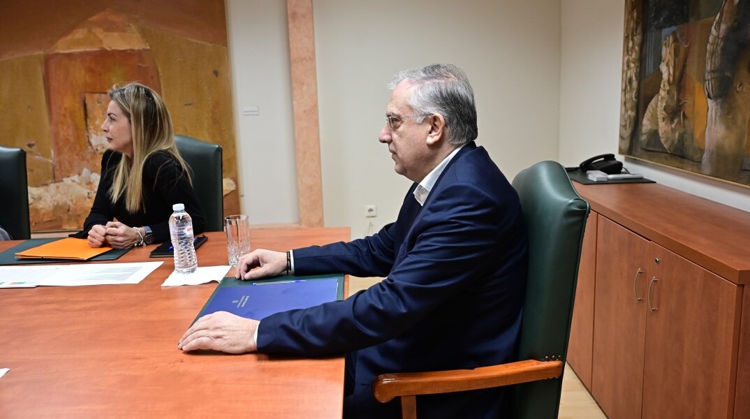 Ο Τάκης Θεοδωρικάκος στη συνάντηση με πρατηριούχους για τη σχεδιαζόμενη απεργία στα βενζινάδικα