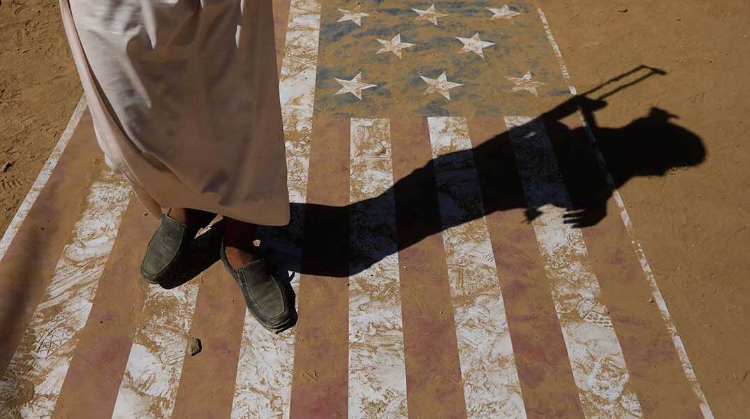 Στρατιώτης Χούθι πατά ζωγραφισμένη σημαία των ΗΠΑ