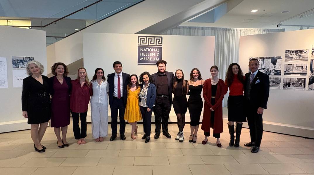 Από αριστερά: Marianne Kountouris (NHN Executive Director), Αγγελική Τζανέτου (Καθηγήτρια Κλασικών Σπουδών, UIUC),  Gabby Estes και Sophia Berger (χορεύτριες από VDK Company), Εμμανουήλ Κουμπαράκης (Γενικός Πρόξενος της Ελλάδας στο Σικάγο), Αναστασία Γιαννακίδου (Καθηγήτρια Γλωσσολογίας, Πρόεδρος Κέντρου Ελληνικών Σπουδών University of Chicago), Δημήτρης Γλάρος (μουσικός, φοιτητής UIUC), Malina Infante, Elissa Mullins και Ελεωνόρα Μυλλή (φοιτητές UIUC που απήγγειλαν), Καλλιόπη Ντούρου (Καθηγήτ