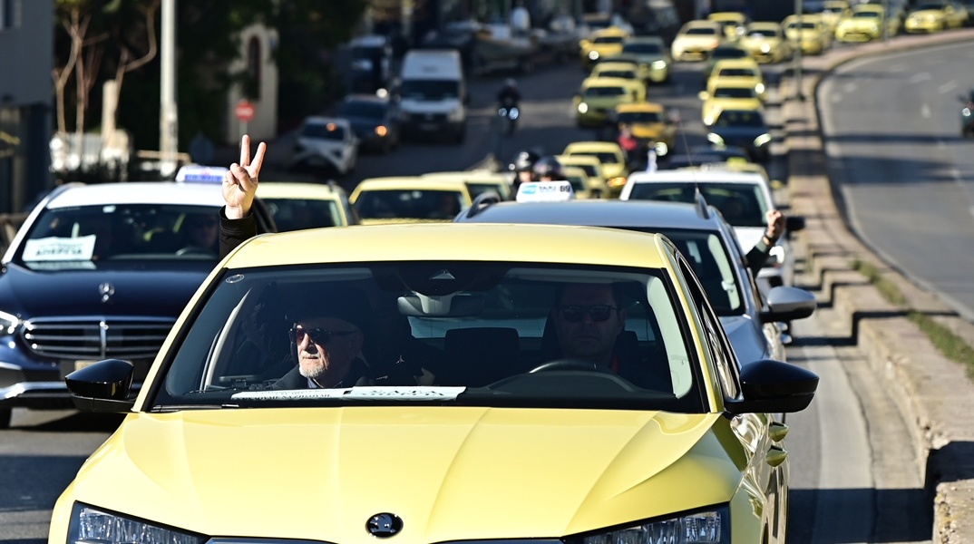 Ταξί σε πορεία εν μέσω απεργίας