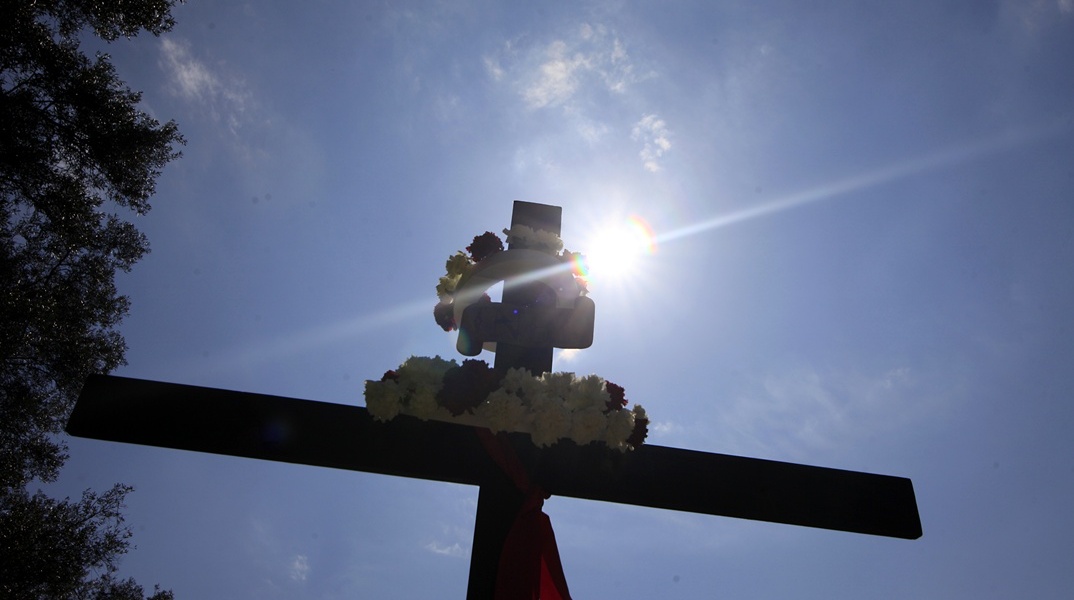 Σύννεφα στον ουρανό πάνω από τον Σταυρό τη Μεγάλη Εβδομάδα