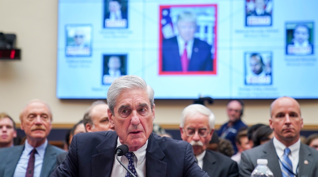 24 Ιουλίου 2019 - Ο Ρόμπερτ Μιούλερ καταθέτει ενώπιον της Επιτροπής Πληροφοριών της Βουλής για τη ρωσική παρέμβαση στις εκλογές του 2016 © EPA/JIM LO SCALZO