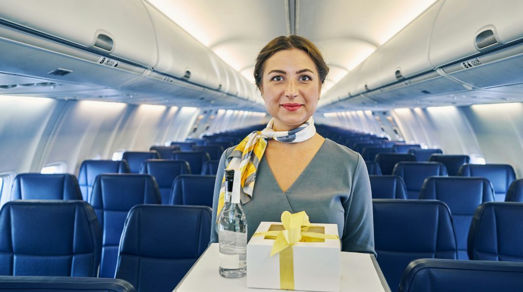 Η κατανάλωση αλκοόλ εν πτήσει προκαλεί ταχύτερη μέθη και έντονη κόπωση - Μάθετε πώς η ξηρή ατμόσφαιρα και το ύψος επηρεάζουν τον οργανισμό σας.