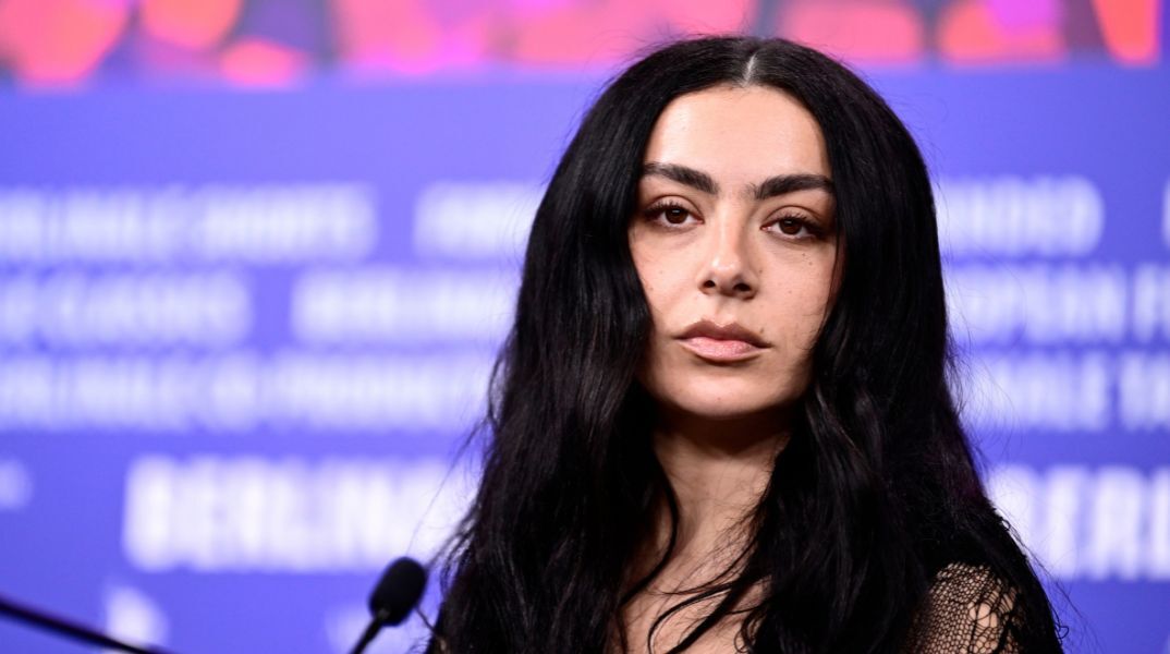 Η Charli xcx συμμετέχει στη νέα ταινία τρόμου του Τακάσι Μίικε, που γυρίζεται στο Κιότο με διεθνές καστ αστέρων - Αποκαλύφθηκαν οι λεπτομέρειες της πλοκής