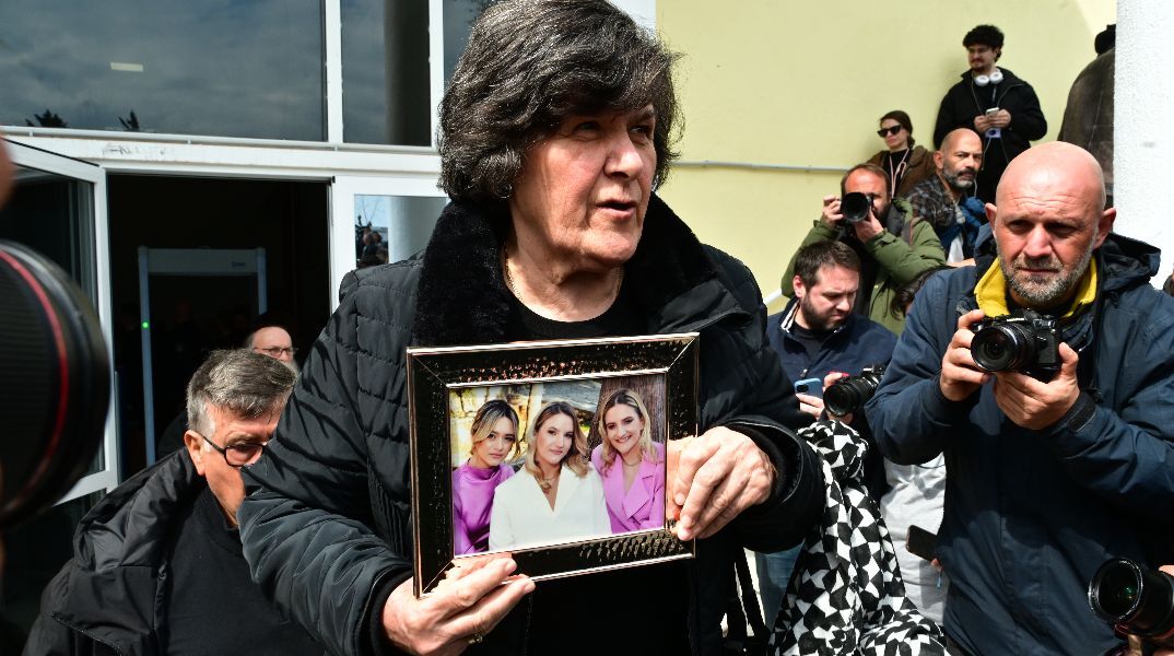 Τέμπη: Με κορνίζα των εγγονών της η γιαγιά των τριών κοριτσιών της οικογένειας Πλακιά στο δικαστήριο 