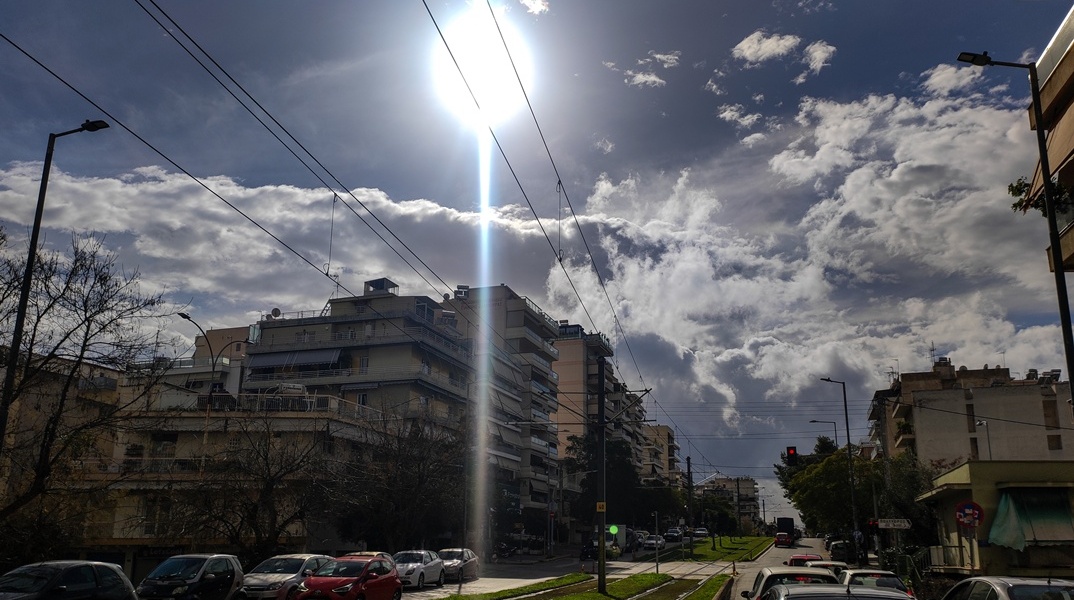 Σύννεφα στον ουρανό και ήλιος με δόντια